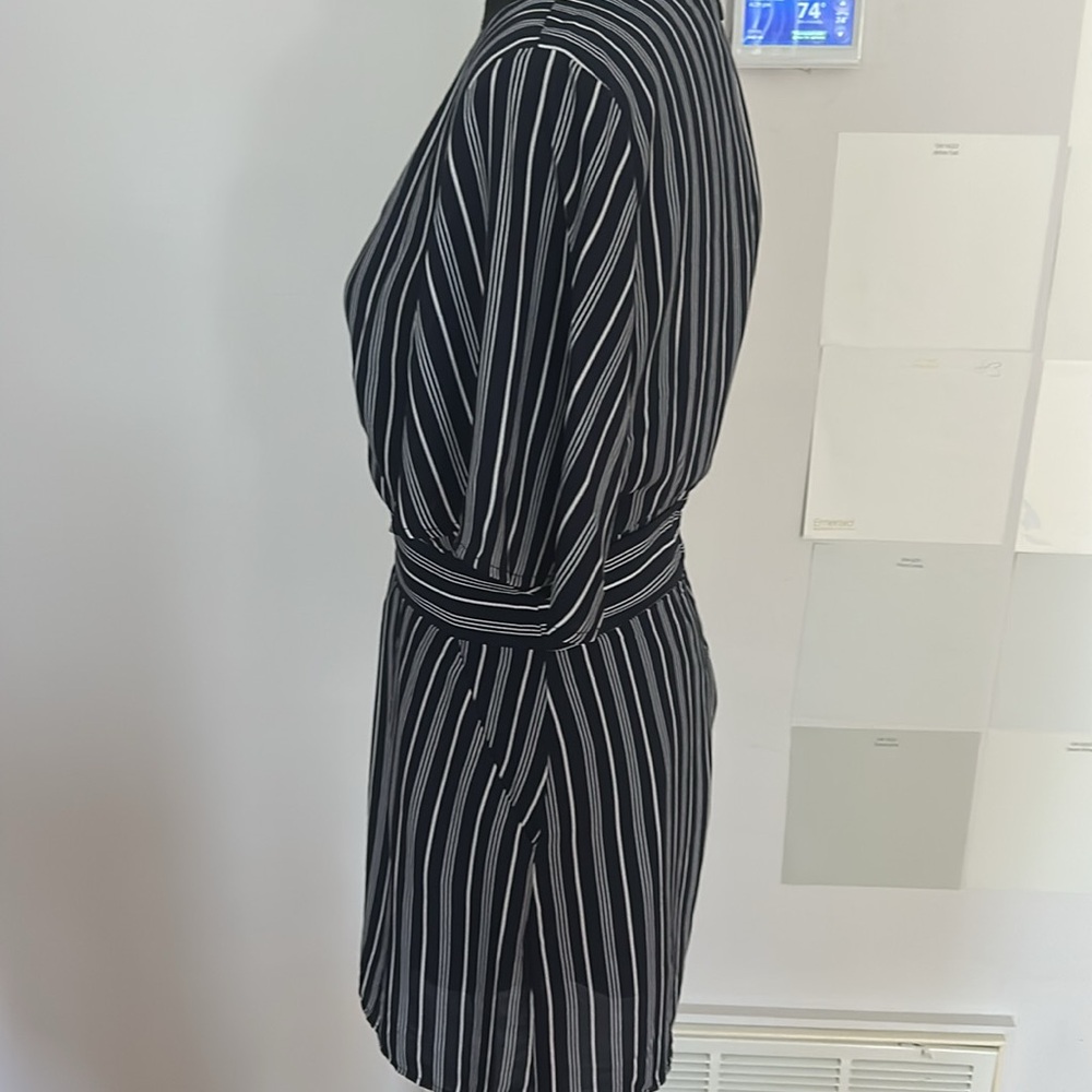 BB Dakota navy and white striped short sleeve romper s 4. Fully lined & pockets - Picture 7 of 10